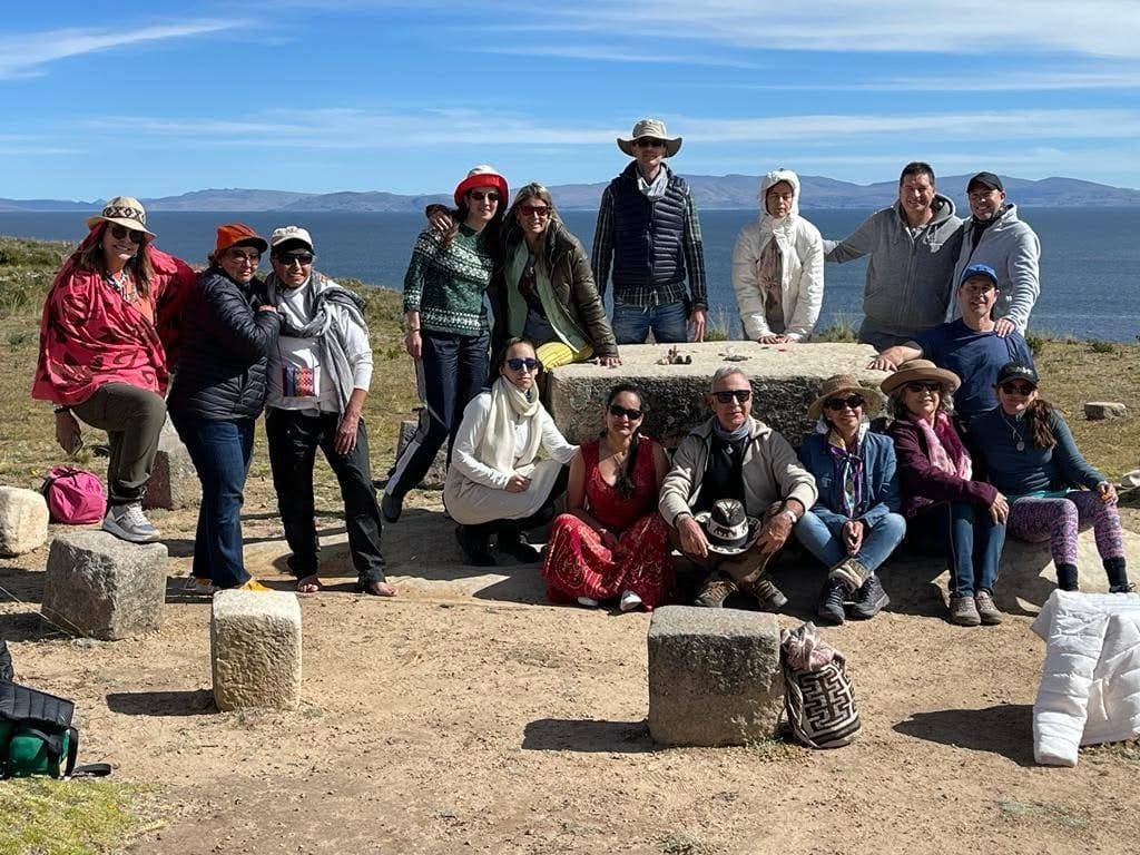 Grupo en Bolivia junto al lago